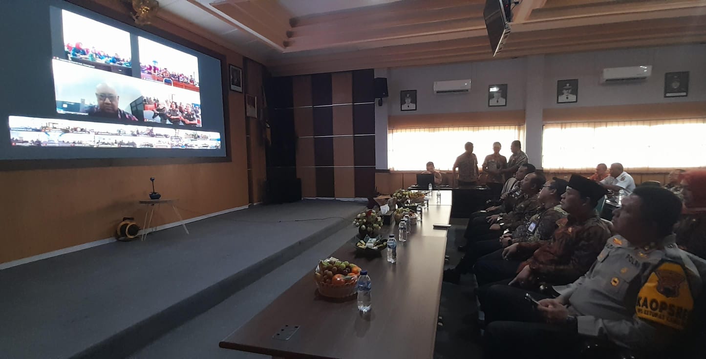 Bupati Rober Christanto didampingi Wabup Karanganyar Adhe Eliana pimpin halalbihalal virtual dari Ruang Podang I Setda Karanganyar, Selasa (8/4/2025).