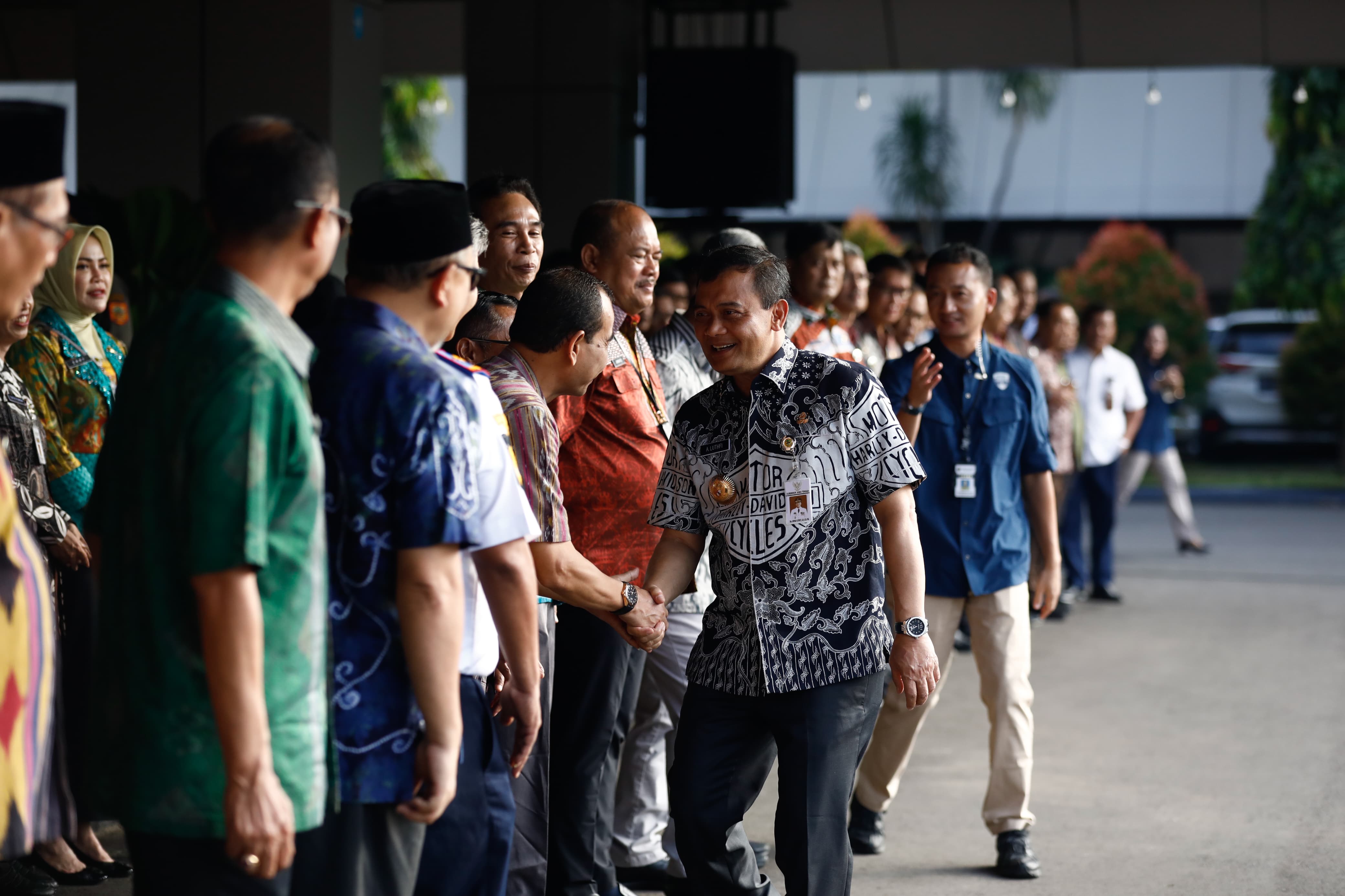 Gubernur Jateng Ahmad Luthfi salami ASN pada halalbihalal di halaman Kantor gubernur, Selasa (8/4/2025).