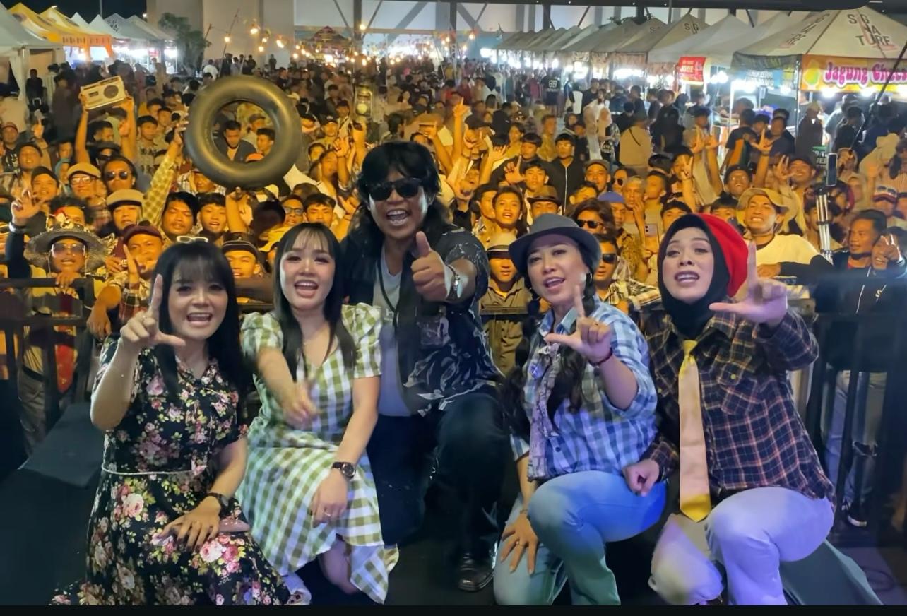 OM Lorenza yang padukan musik dangdut koplo dan campursari dalam balutan gaya retro ala 70-an hingga 90-an siap tampil di Musro.