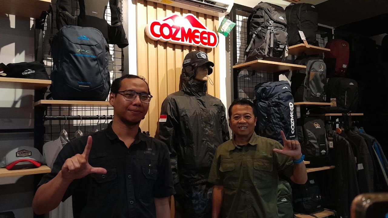 Budi Santoso (kanan) terus berinovasi mempertahankan bisnis perlengkapan adventure. (Maulida Afifa/Radar Solo)