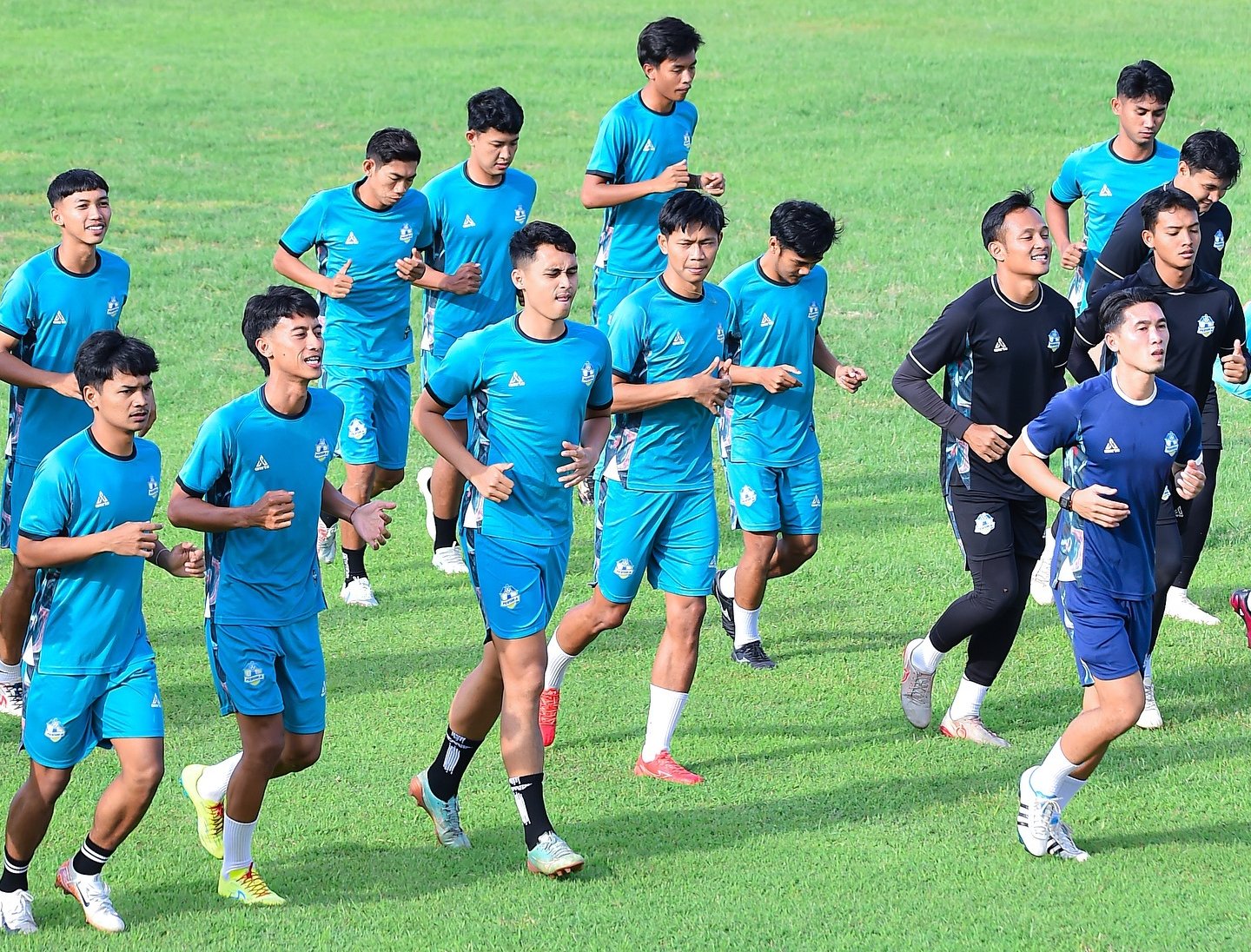 PANUTAN: M. Wahyu (pojok kanan depan) berlatih bersama pemain Persika Karanganyar lainnya.