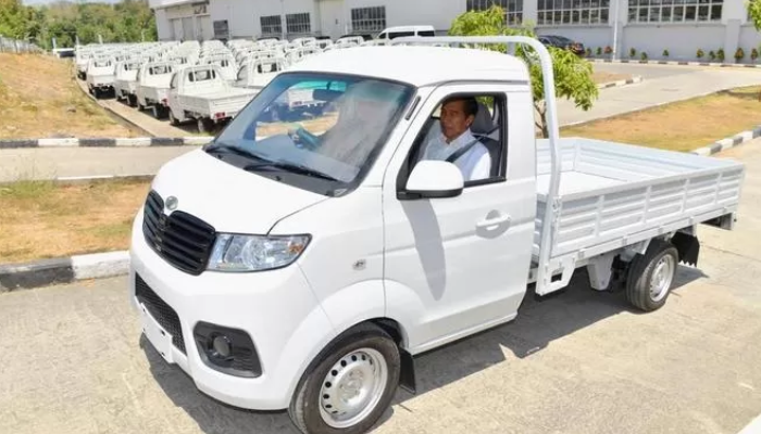Jokowi saat menjajal mobil pikap Esemka Bima.