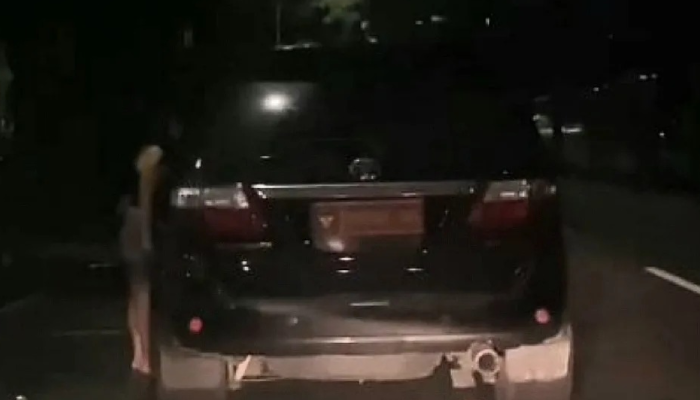 Penampakan mobil dinas Kemhan yang diduga melakukan transaksi dengan PSK.