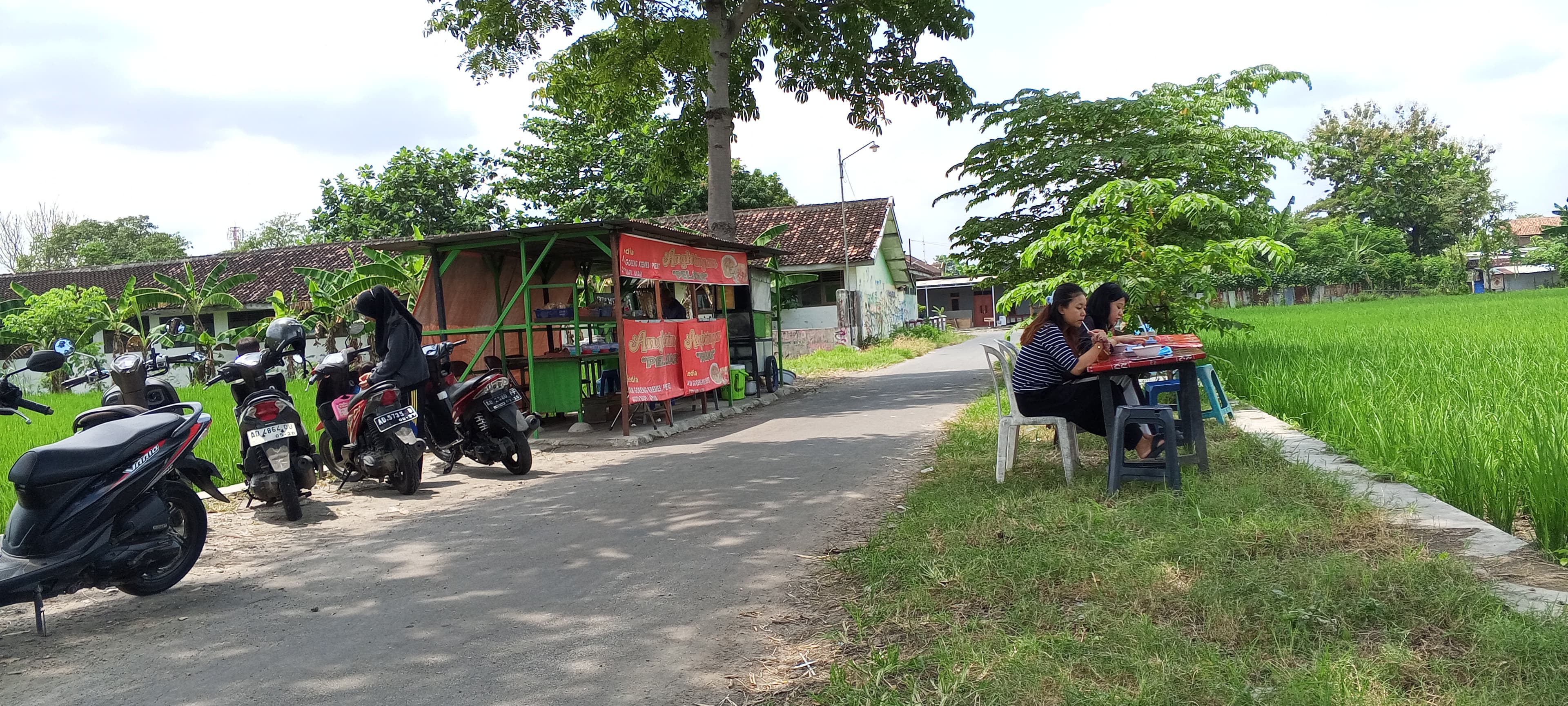 Angkringan ditengah sawah di Desa Kwarasan RT 03 RW 05, Kecamatan Grogol, Kabupaten Sukoharjo.