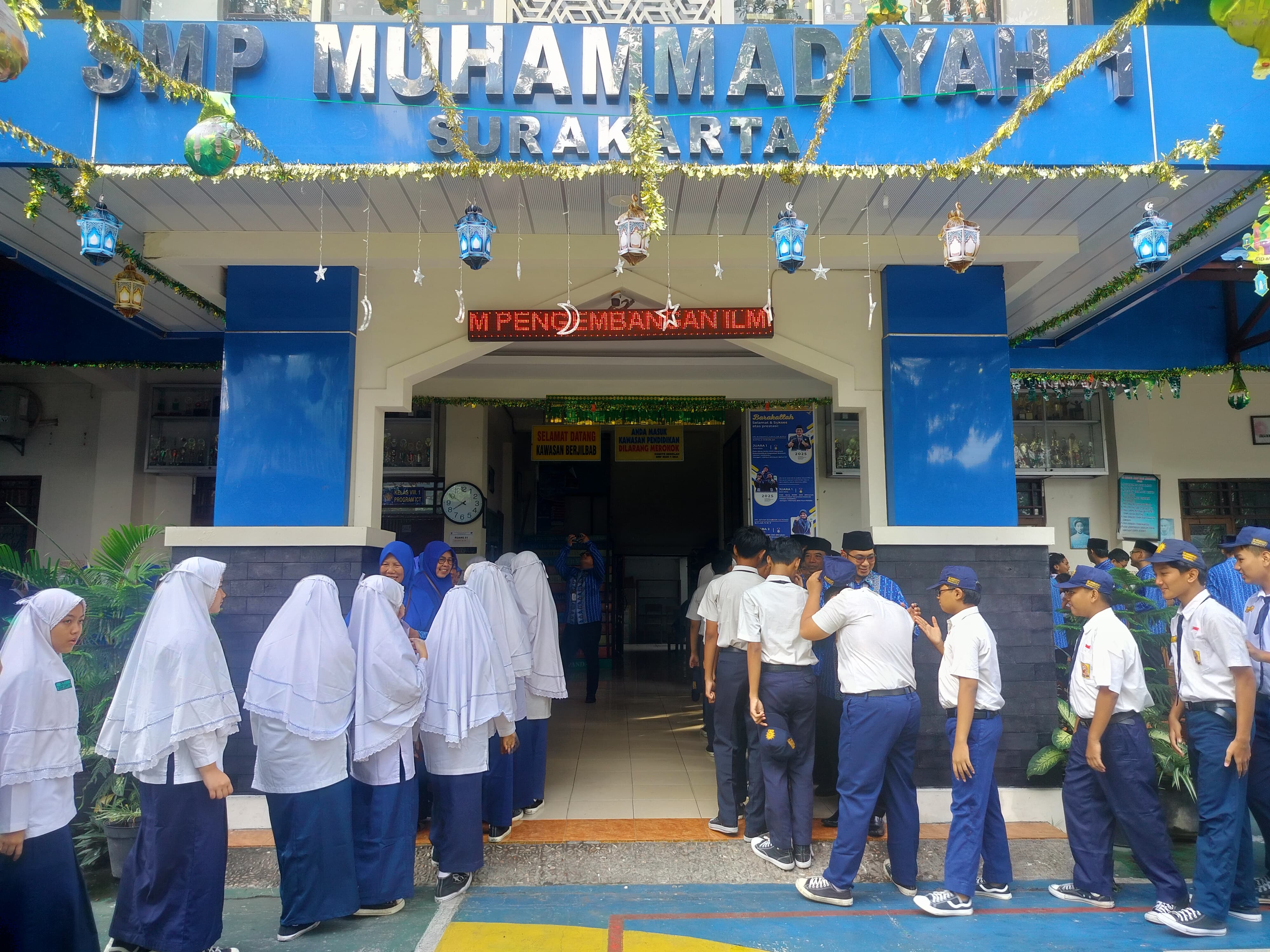 Kedatangan ratusan siswa SMP Muhammadiyah 1 Simpon Surakarta disambut hangat oleh seluruh guru dan tenaga kependidikan,&nbsp;Rabu (9/4/2025).