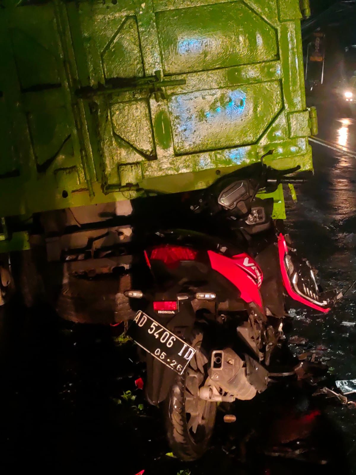 Sepeda motor Adi Wibowo  tersangkut di bokong dump truk. Akibat kecelakaan ini, pengendara motor meninggal dunia, Rabu (9/4/2025).