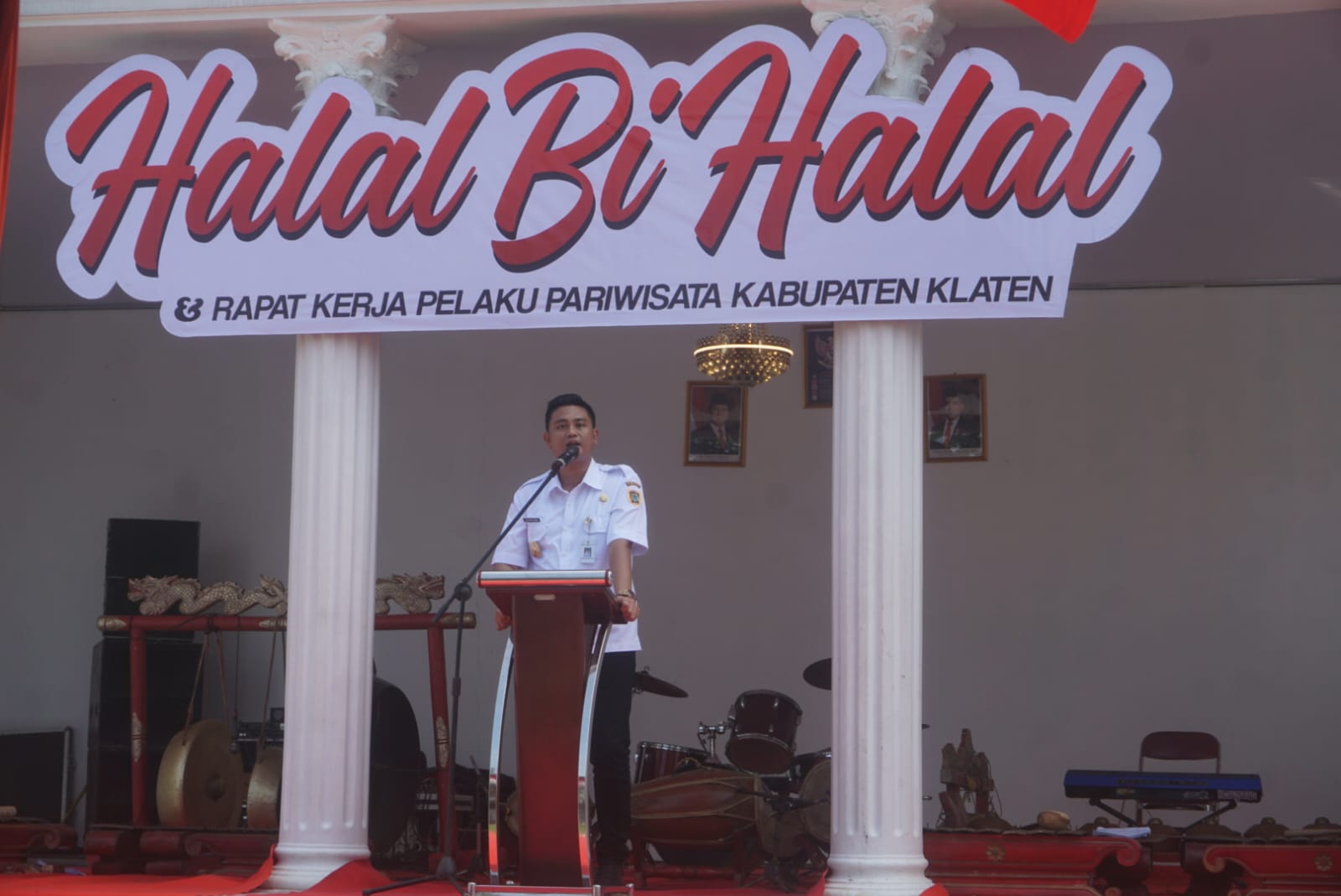 Bupati Klaten Hamenang Wajar Ismoyo saat membuka rapat kerja pelaku pariwisata di destinasi wisata Istana Siblarak, Desa Sidowayah, Kecamatan Polanharjo, Rabu (9/4/2025).