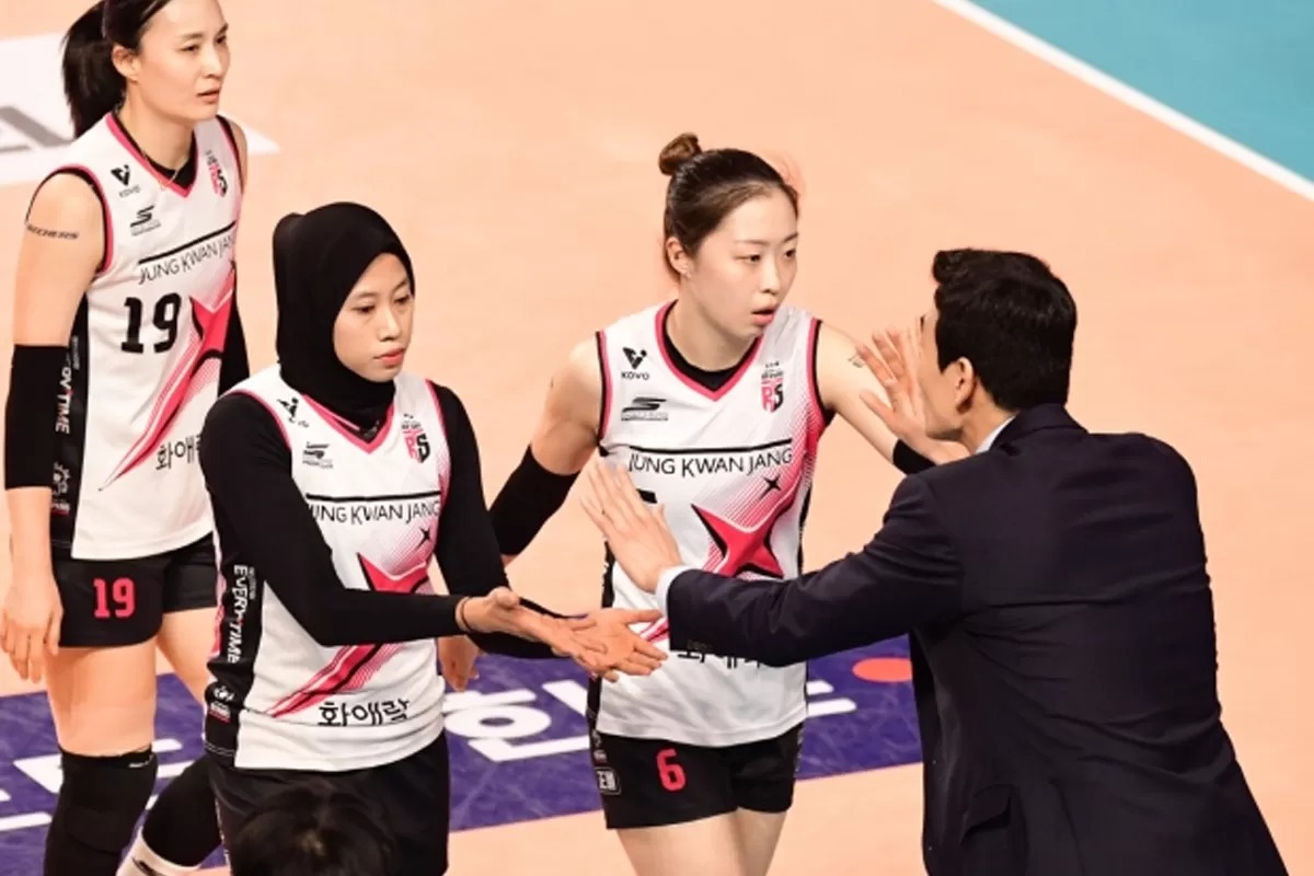 Pelatih Red Sparks Koh Hee-jin memberikan semangat kepada para pemain termasuk Megawati Hangestri saat melawan Pink Spiders, Selasa (8/4/2025) malam.