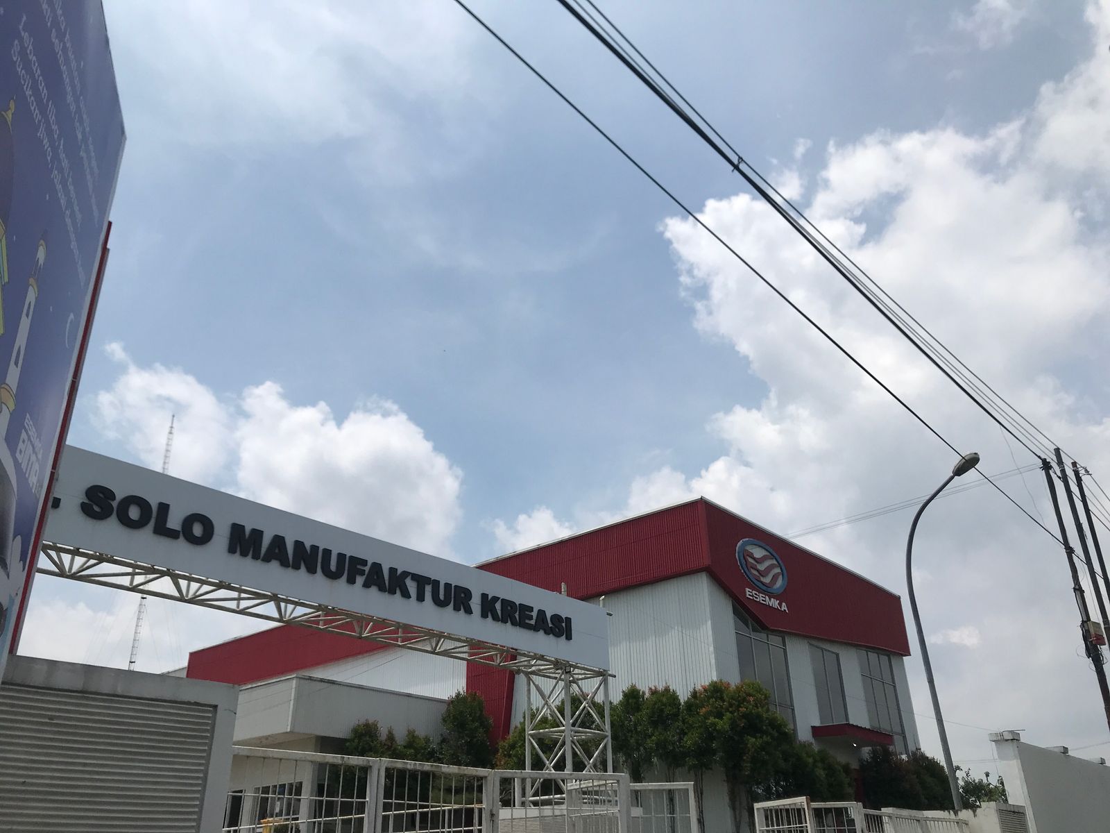 Gerbang PT Solo Manufaktur Kreasi yang memproduksi mobil Esemka di Desa Demangan, Kecamatan Sambi, Boyolali, Rabu (9/4/2025).