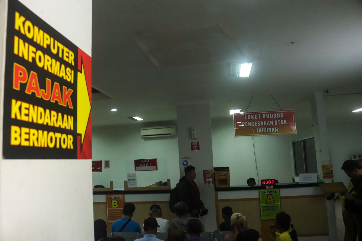 Warga mengantre bayar pajak kendaraan di kantor Samsat Solo.