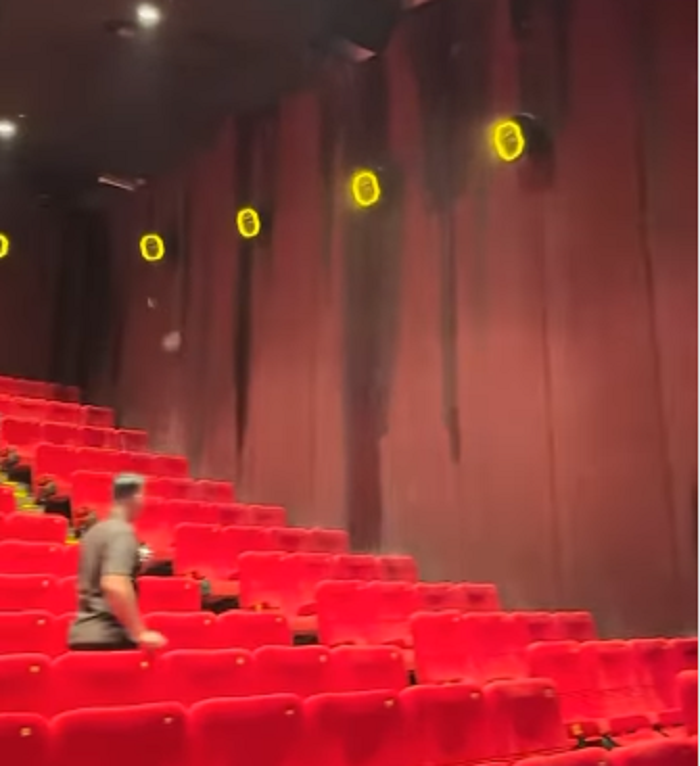 Tangkapan layar video viral yang memperlihatkan air hujan merembes dan menyebabkan plafon studio bioskop Solo Paragon Mall ambrol.