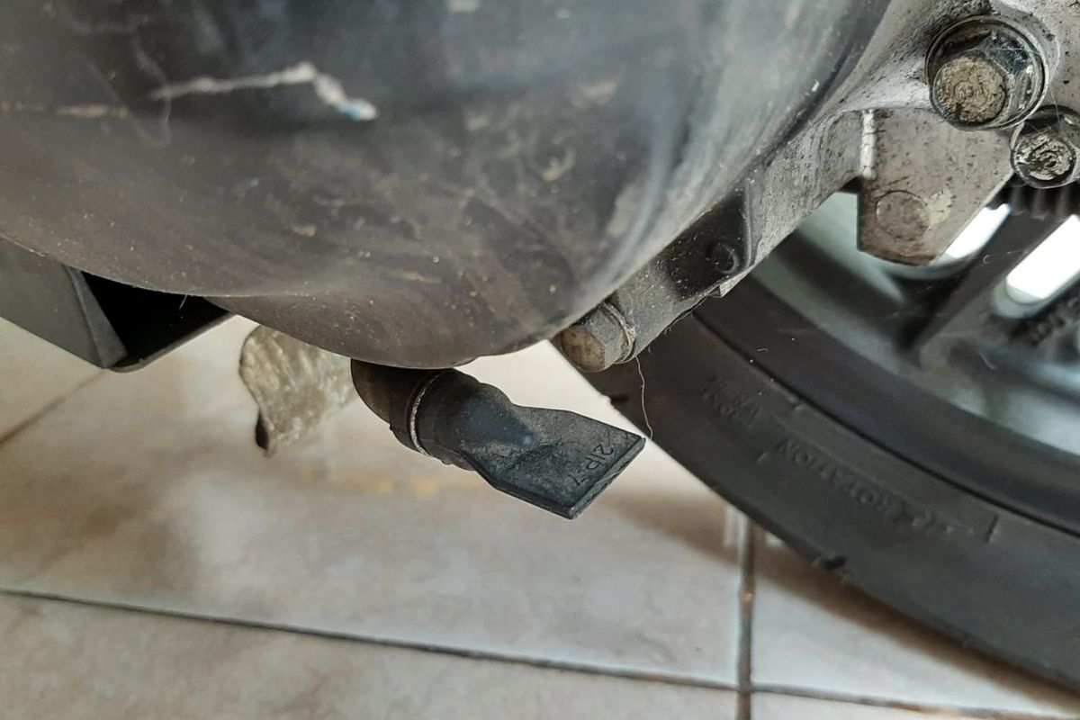 Karet hitam di bawah CVT (Continuous Variable Transmission) motor matic Honda jangan sampai robek
