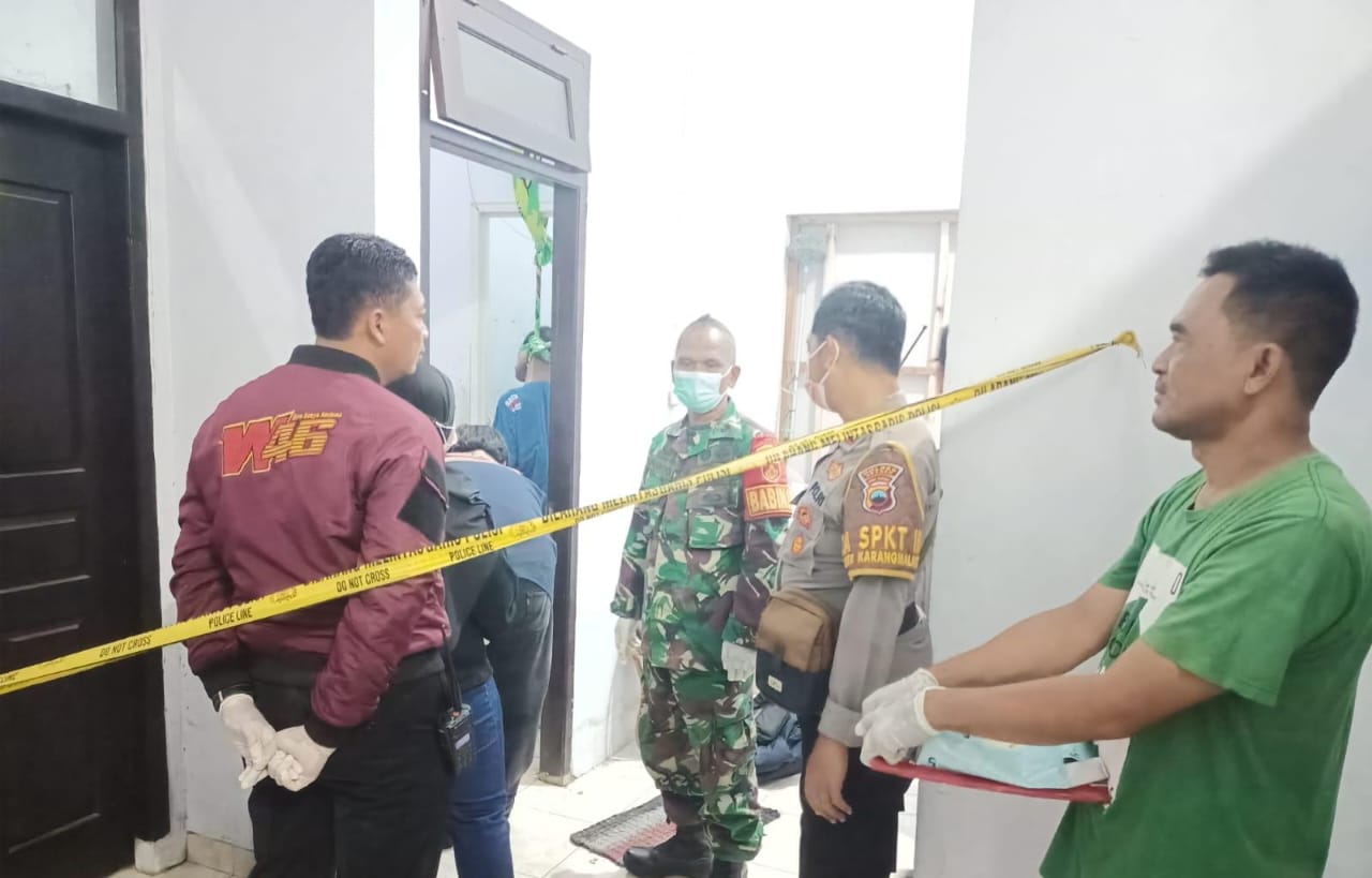 Kepolisian melakukan olah TKP penemuan jenazah pria gantung diri di rumah kost Kampung Kroyo, Kelurahan Kroyo, Kecamatan Karangmalang, pada Rabu (9/4/2025).