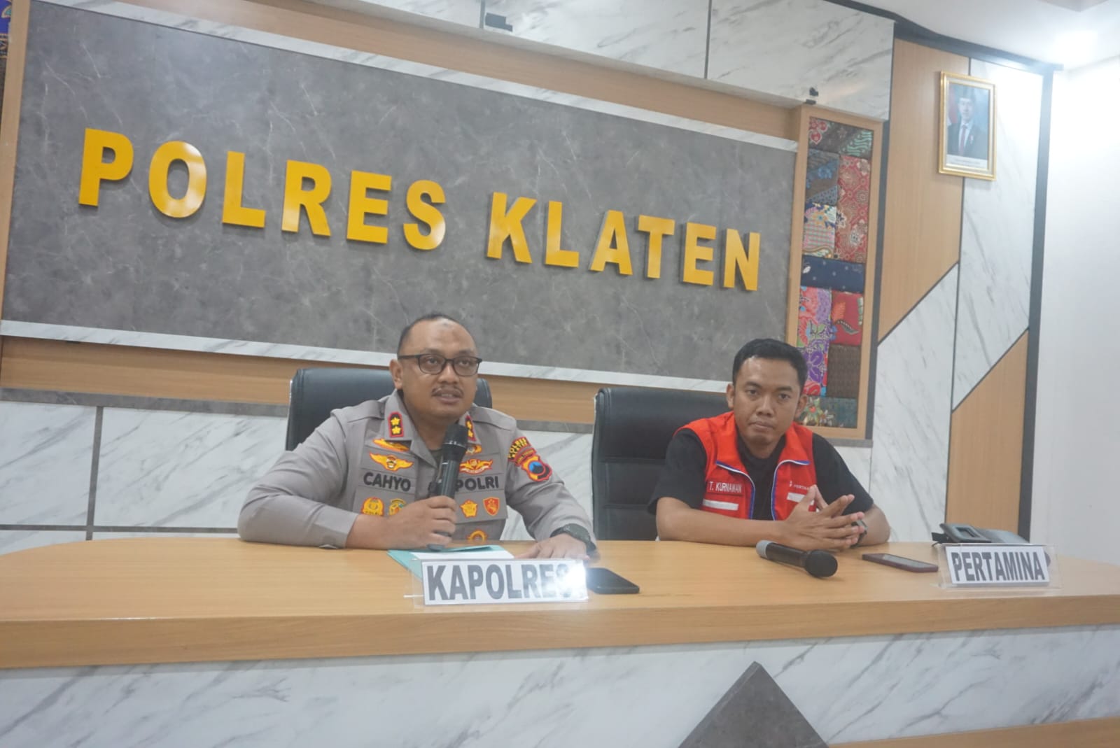 Kapolres Klaten AKBP Nur Cahyo Ari Prasetyo dan&nbsp;Area Manager Communication, Relations, & CSR Pertamina Patra Niaga Regional Jawa Bagian Tengah, Taufiq Kurniawan dalam jumpa pers, Kamis (10/4/2025).