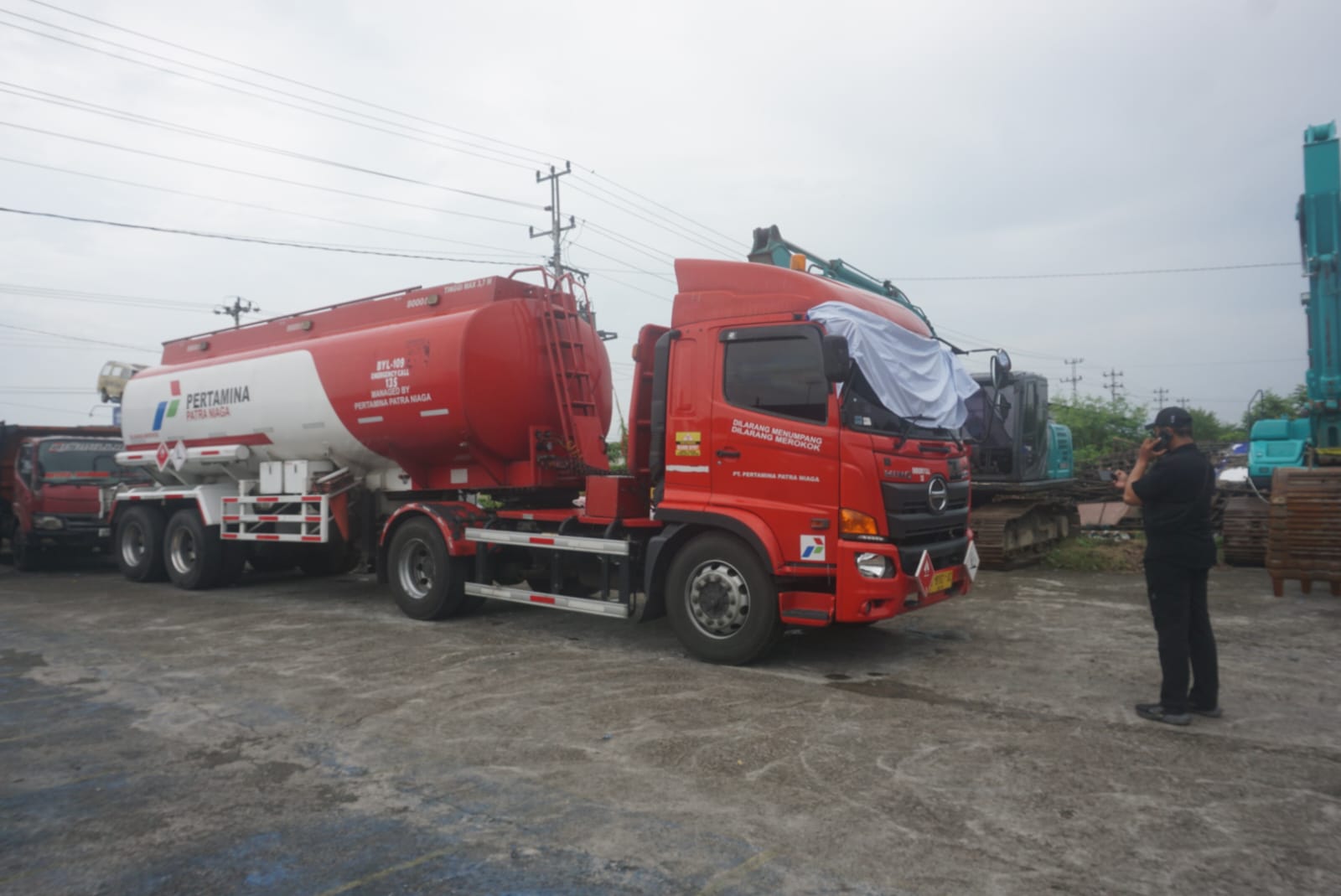 Truk tangki pengirim BBM ke SPBU Trucuk yang diamankan oleh kepolisian di Mapolres Klaten.
