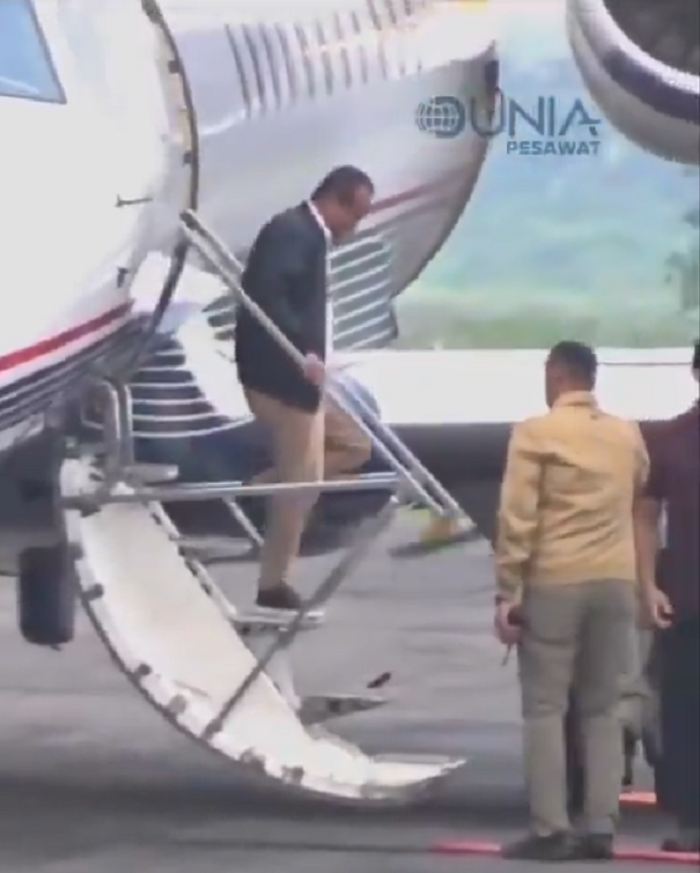 Tangkapan layar Menteri Energi dan Sumber Daya Mineral (ESDM) Bahlil Lahadalia keluar dari jet pribadi yang diduga di Bandara Adi Soemarmo, Boyolali, Jateng, Kamis (10/4/2025).