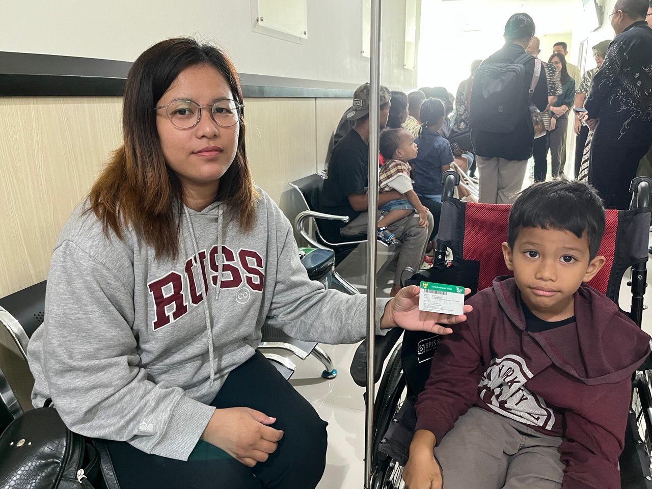 Retno bersama anaknya saat melakukan pemeriksaan kesehatan di Rumah Sakit Cakra Husada (RSCH) Klaten.&nbsp;
