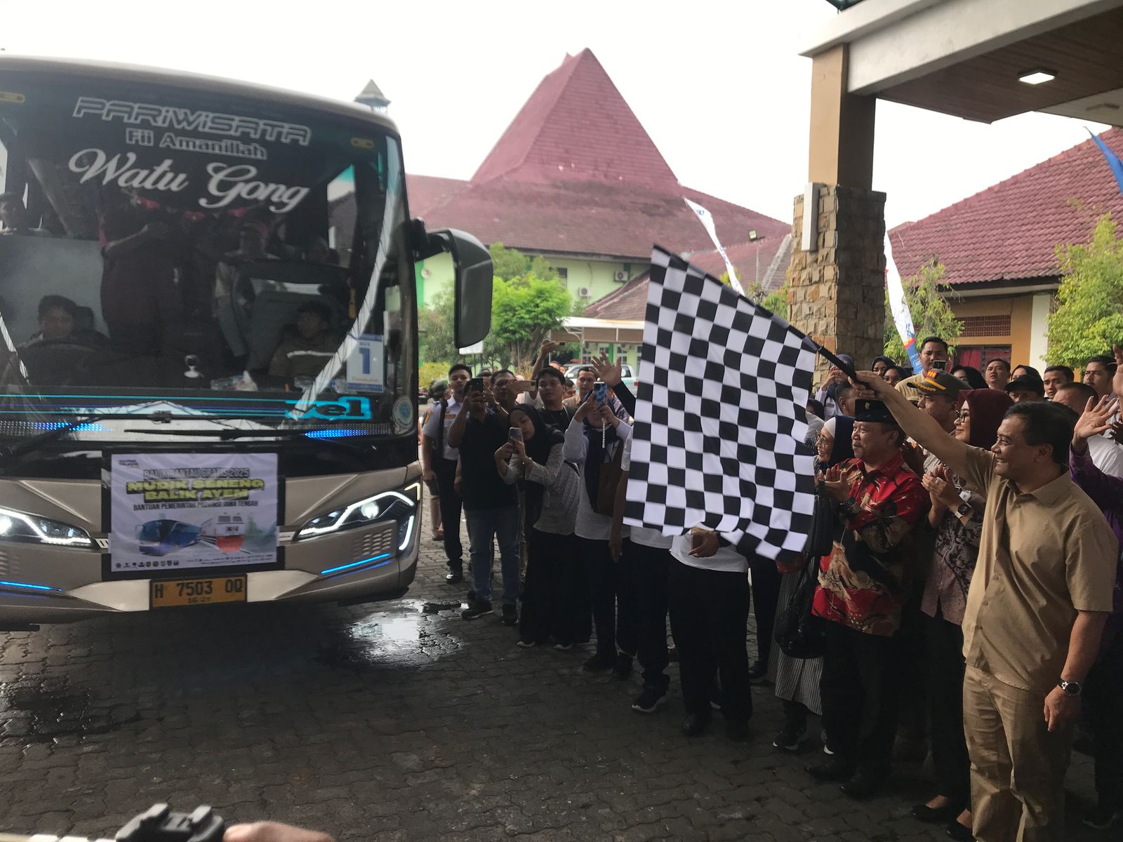 Gubernur Jateng Ahmad Luthfi lepas peserta program Giat Balik Rantau 2025 di Asrama Haji Donohudan, Ngemplak, Boyolali, Kamis (10/4/2025).