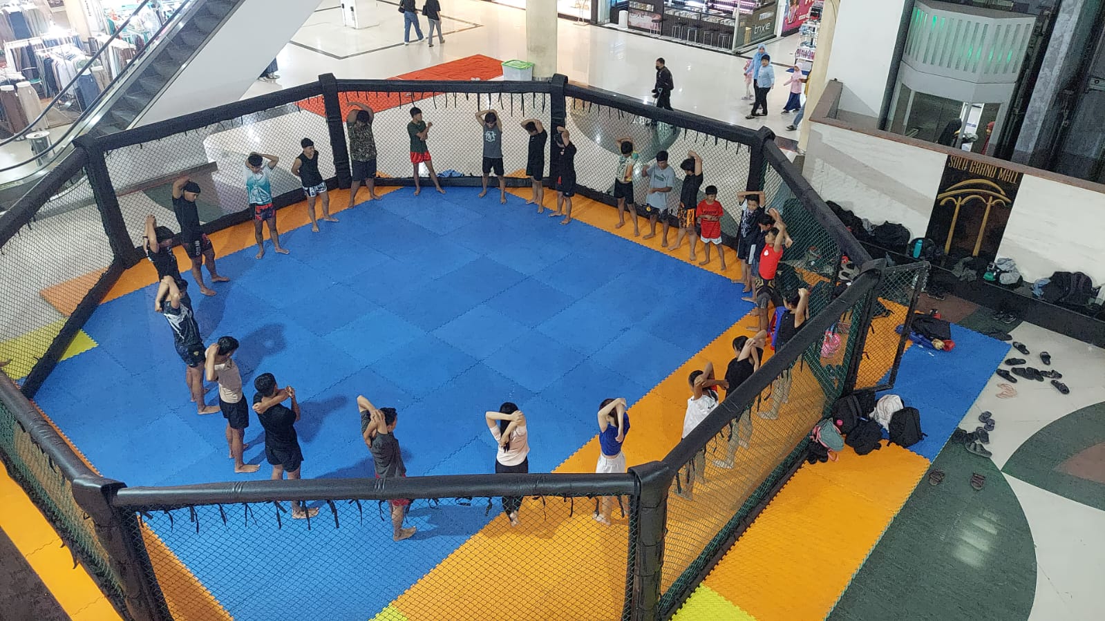 Arena berbentuk hexagon  di atrium utama Solo Grand Mall sudah dipenuhi calon peserta HAN Championship VII sejak Rabu (9/4/2025).