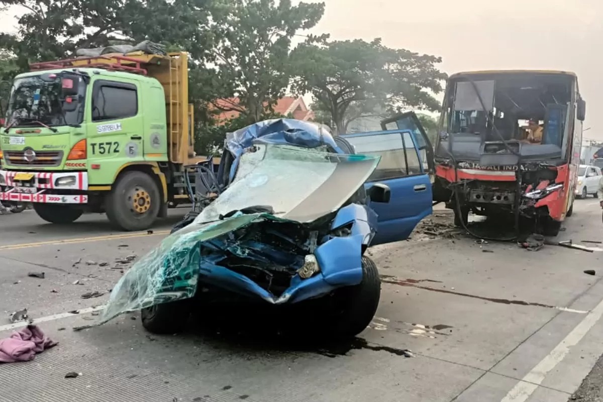Laka maut bus vs mobil di Gresik renggut tujuh korban jiwa.