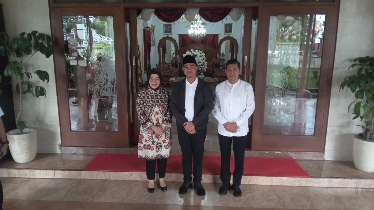 Ketua PSI Kaesang Pangarep menemui Bupati Sukoharjo Etik Suryani dan Wakil Bupati Eko Sapto Purnomo di Rumah Dinas Bupati Sukoharjo, Jumat (11/4/2025).