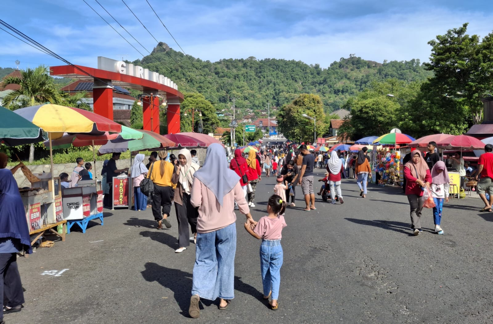 Masyarakat beraktivitas di event CFD kawasan Alun-alun Wonogiri belum lama ini.