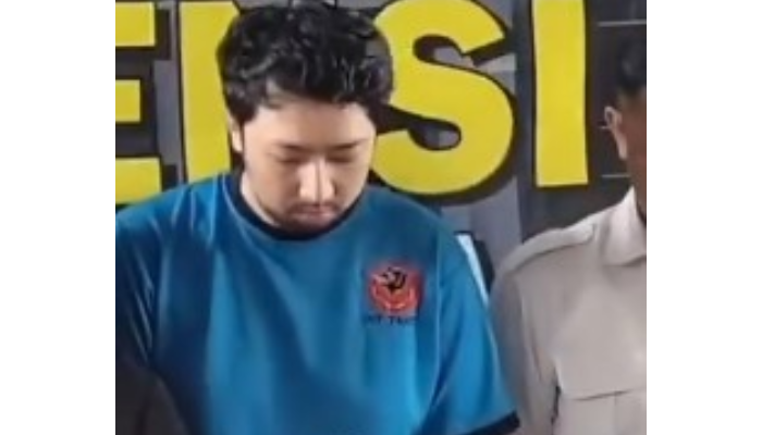 Priguna Anugerah Pratama, dokter residen anestesi memakai baju tahanan usai diamankan karena kasus dugaan rudapaksa penunggu pasien di RSHS Bandung.