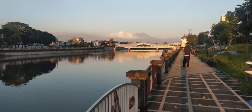 Bendung Tirtonadi jadi spot lokasi tepat untuk masyarakat menikmati waktu, salah satunya di sore hari.