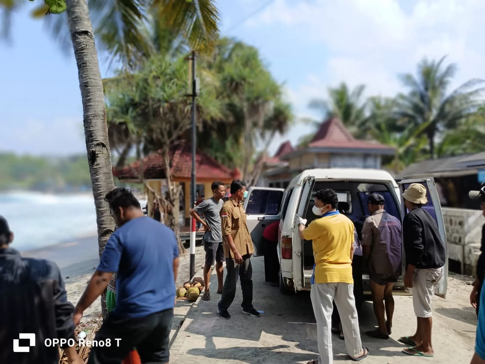 Tim SAR bersama dengan warga setempat mengevakuasi jasad dua pelajar asal Boyolali yang tewas tenggelam di Pantai Klayar Pacitan pada Sabtu (12/4/2025).