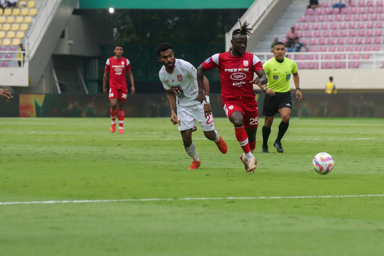 Gelandang Persis Solo Moussa Sidibe saat melawan Malut United di Stadion Manahan (12/4/2025)
