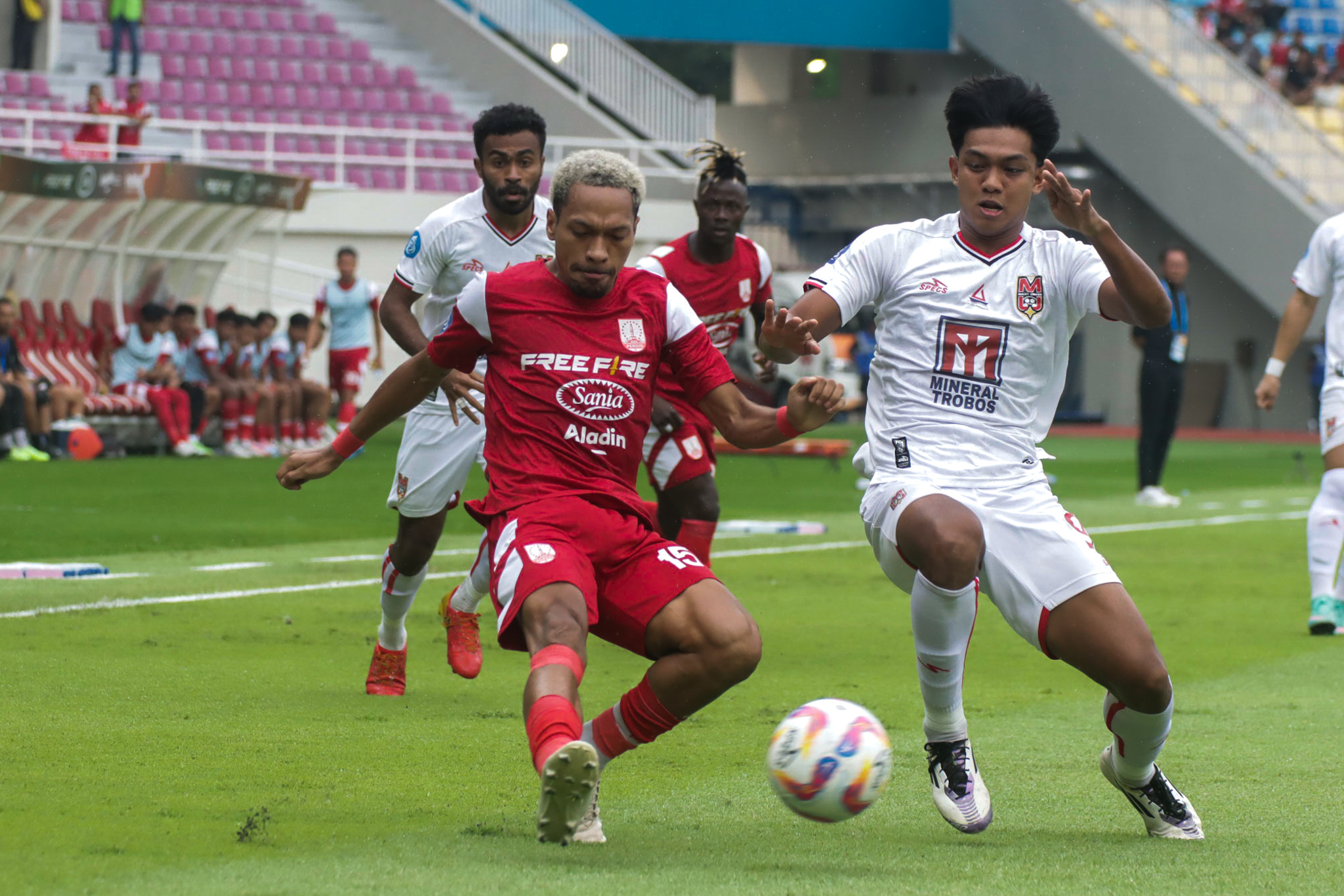 BEBAN BERAT: Bek Persis Solo Giovani Numberi dijaga ketat pemain Malut United di Stadion Manahan, Sabtu (12/4).