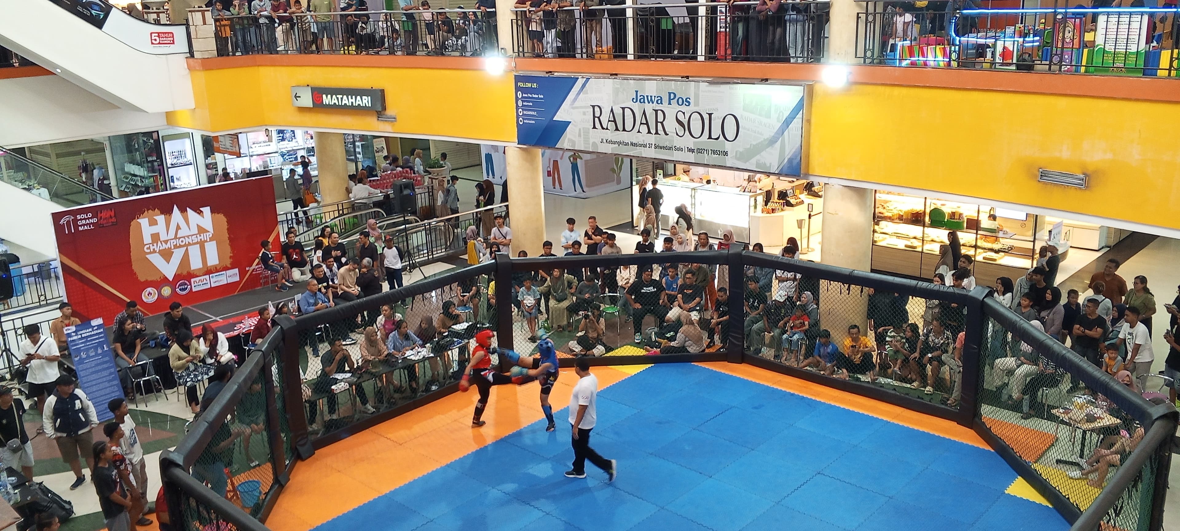 PUSAT PERHATIAN: Penonton melihat pertandingan kick boxing yang digelar dalam ajang di The Fight Han Championship Vll Di Atrium Solo Grand Mall,&nbsp;Minggu (13/4).