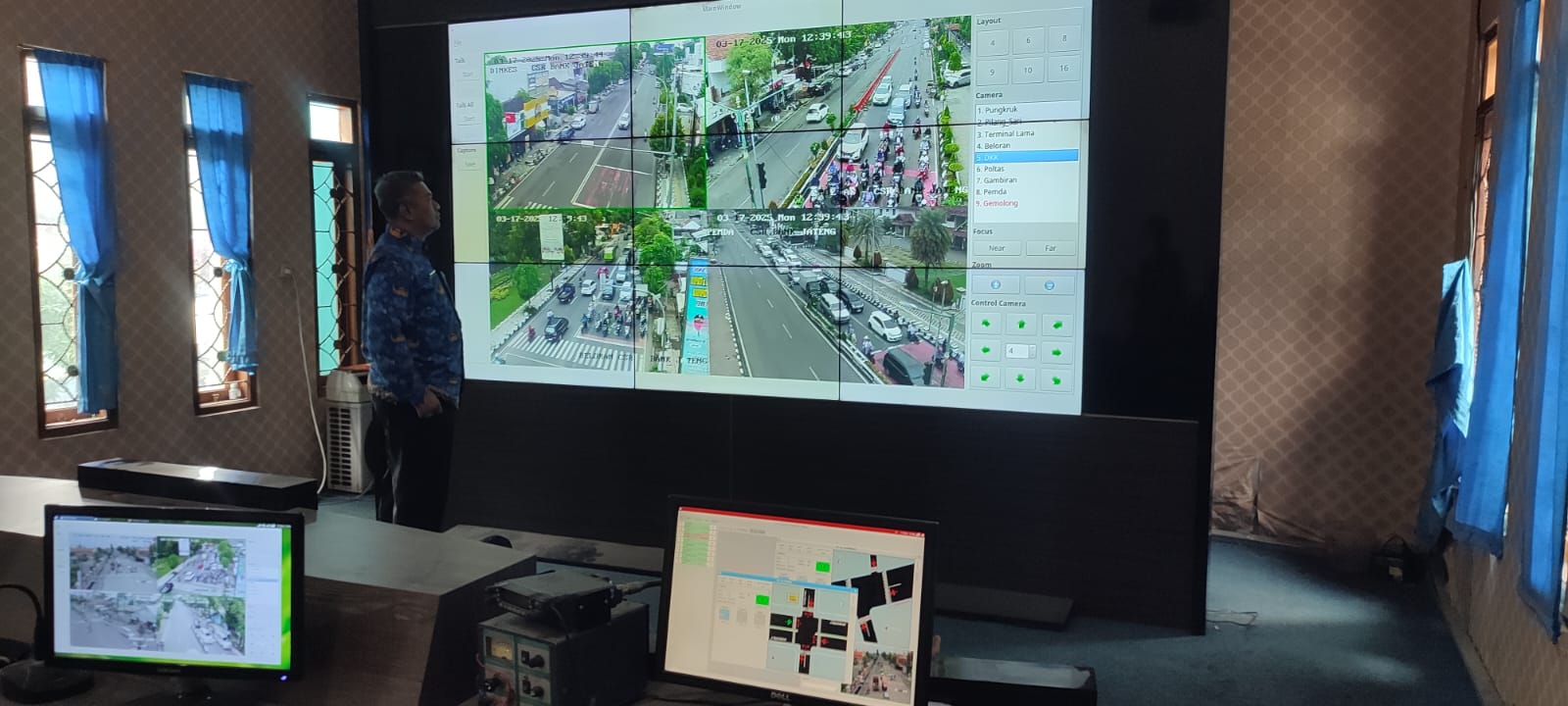 Petugas memantau dan mengatur arus lalu lintas secara real-time melalui kamera CCTV yang terhubung langsung ke Command Center (CC) Room.