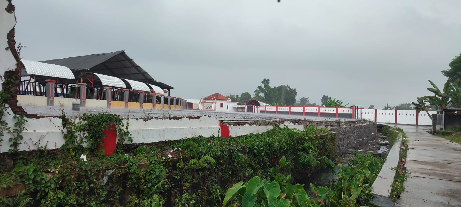 Tembok pagar pasar hewan Sumberlawang yang ambruk hampir tiga bulan lalu.