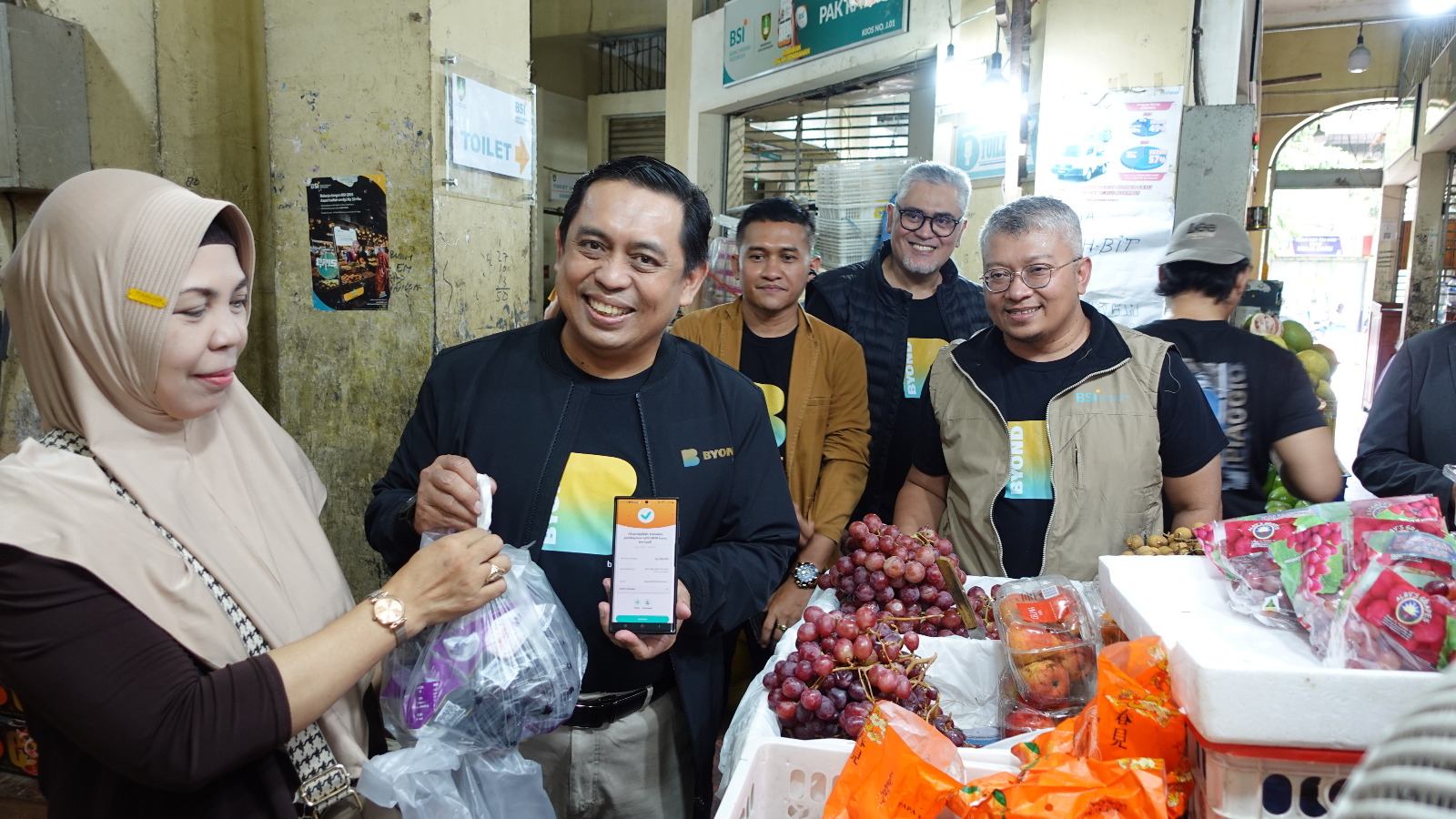 Regional CEO BSI Semarang Ficko Hardowiseto di Pasar Gede Solo.