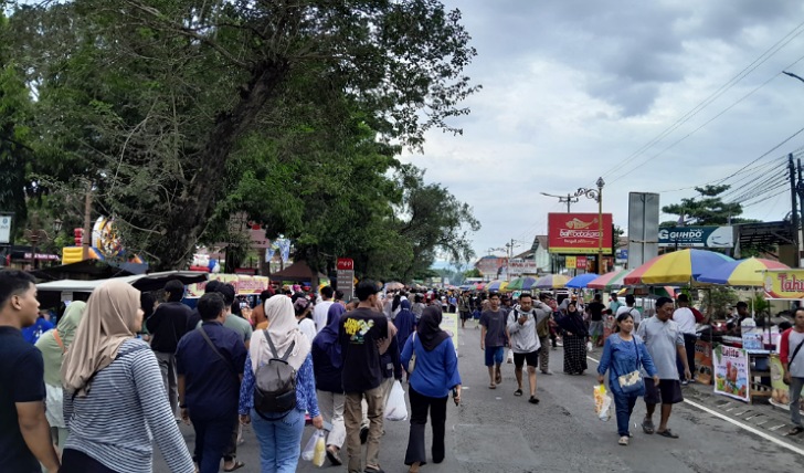 Gelaran Car Free Day (CFD) di Jalan Mayor Kusmanto, Klaten Tengah, Klaten setelah libur Lebaran, Minggu (13/4).