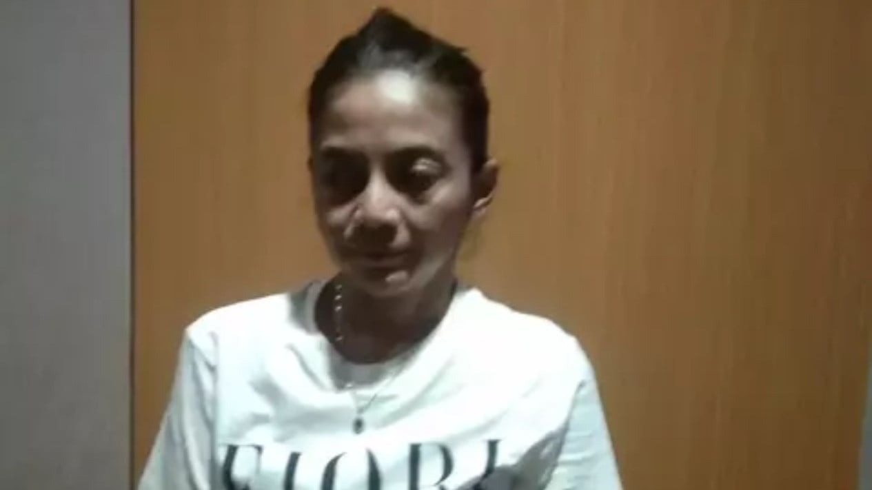 Mantan artis kolosal Sekar Arum Widara (41) ditangkap karena memakai uang palsu saat berbelanja di Mal daerah Kemang, Jakarta Selatan.