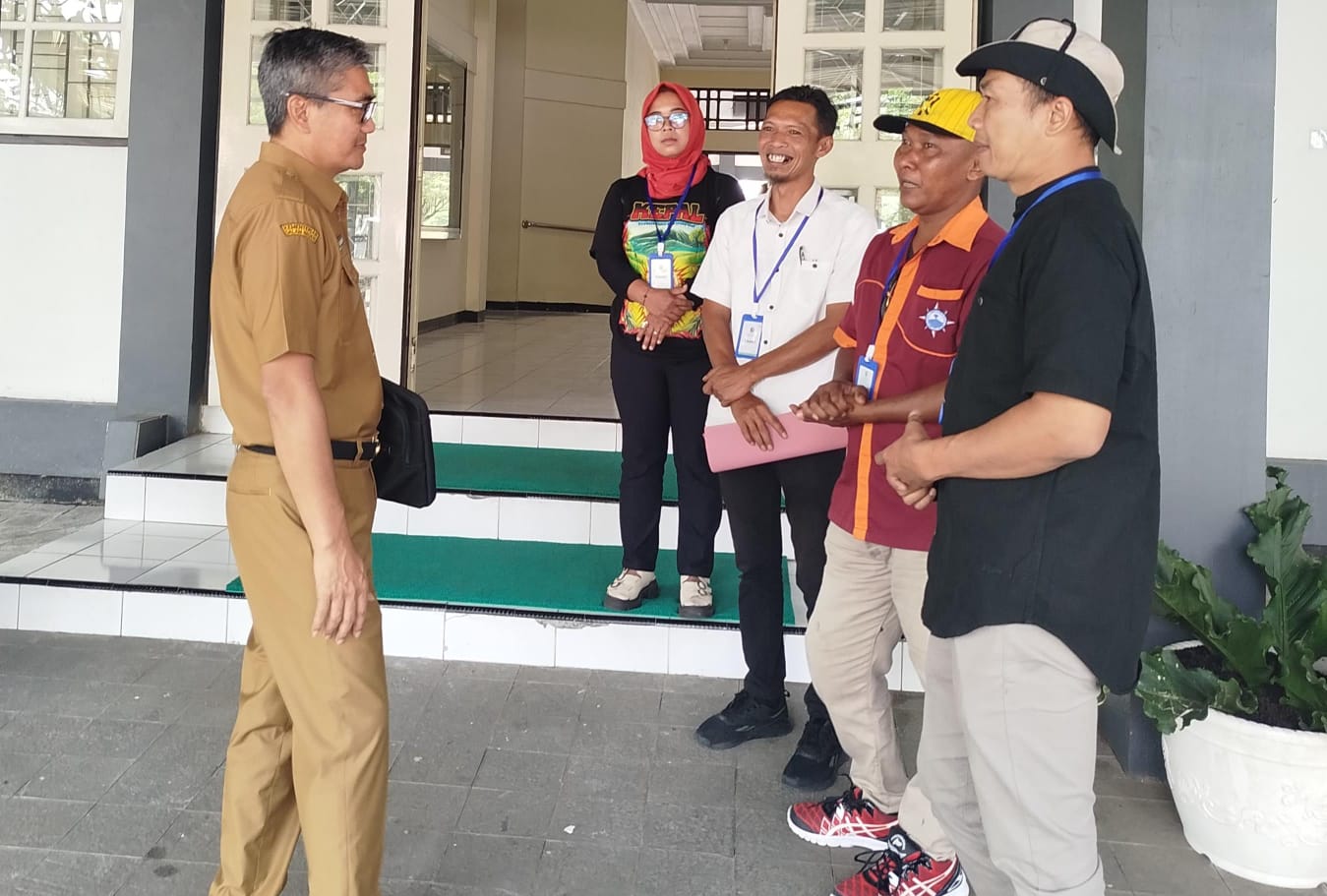 Sejumlah aktivis peduli lingkungan Kecamatan Ngargoyoso menemui sekda Karanganyar di kantor bupati Karanganyar, Senin (14/4/2025). (Rudi Hartono/Radar Solo)