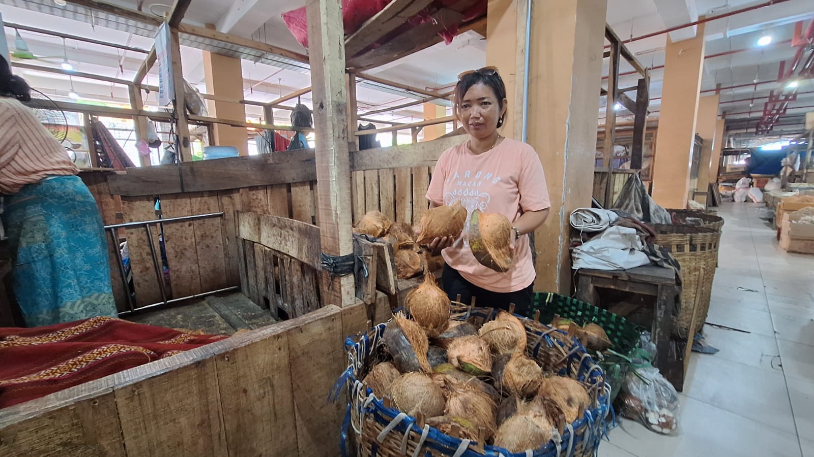 Penjual kelapa di Pasar Legi Solo. (Maulida Afifa/Radar Solo)
