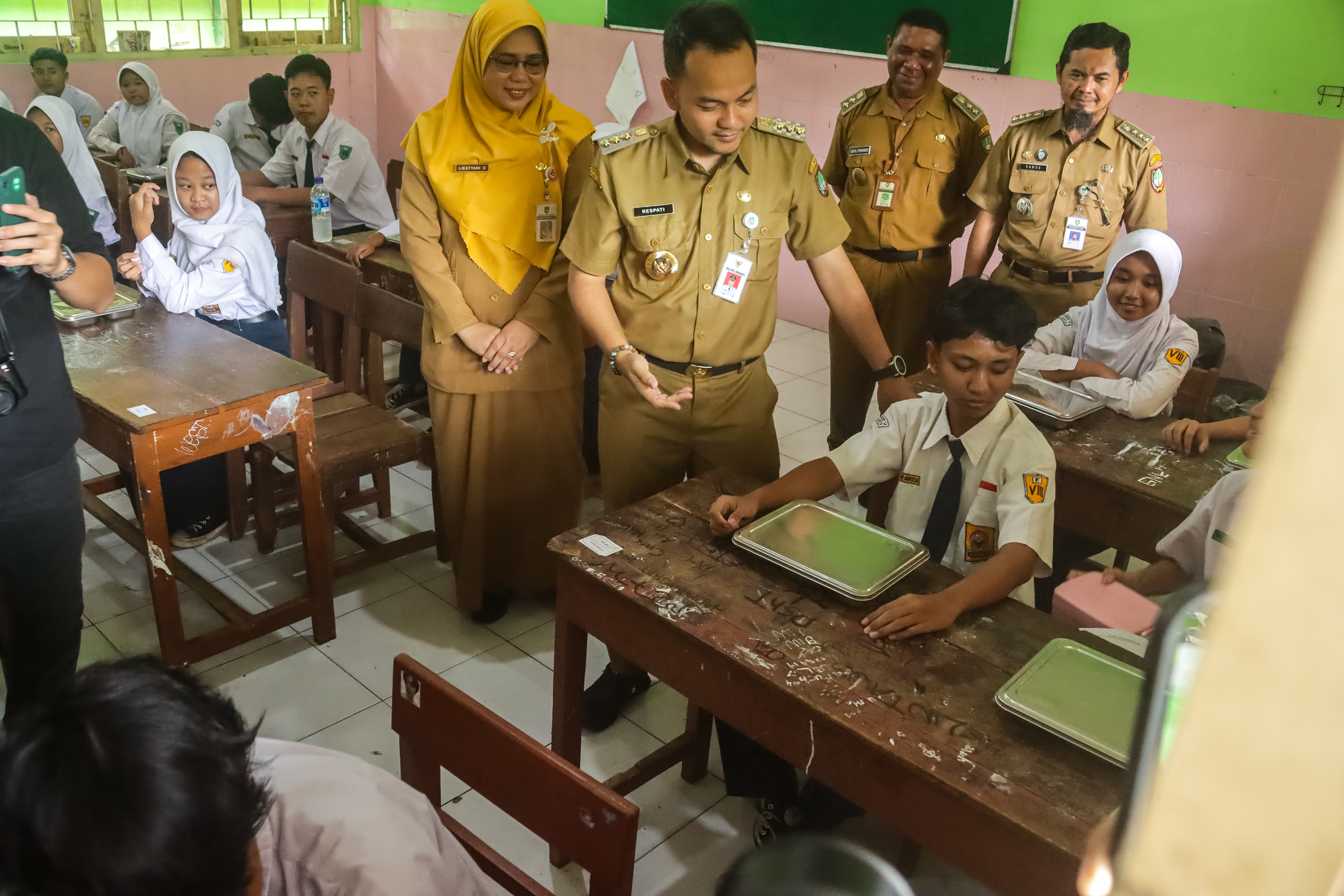 Wali Kota Solo Respati Ardi saat memantau program Makan Siang Gratis di salah satu sekolah (14/4/2025).