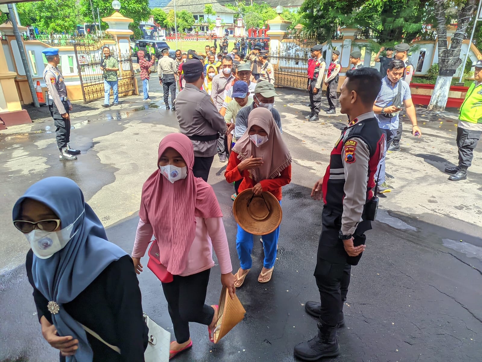Warga peserta rapat dengar pendapat terkait rencana pendirian pabrik semen berdatangan, Senin (14/4/2025).  Membahas rencana pendirian pabrik dan penambangan semen di wilayah tersebut.