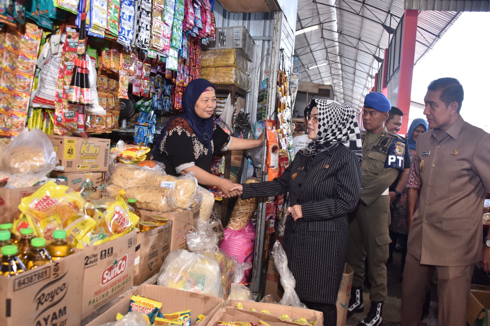 Bupati Sukoharjo Etik Suryani dan Wakil Bupati Sukoharjo Eko Sapto Purnomo pantau harga kebutuhan pokok di Pasar Ir Soekarno Sukoharjo belum lama ini