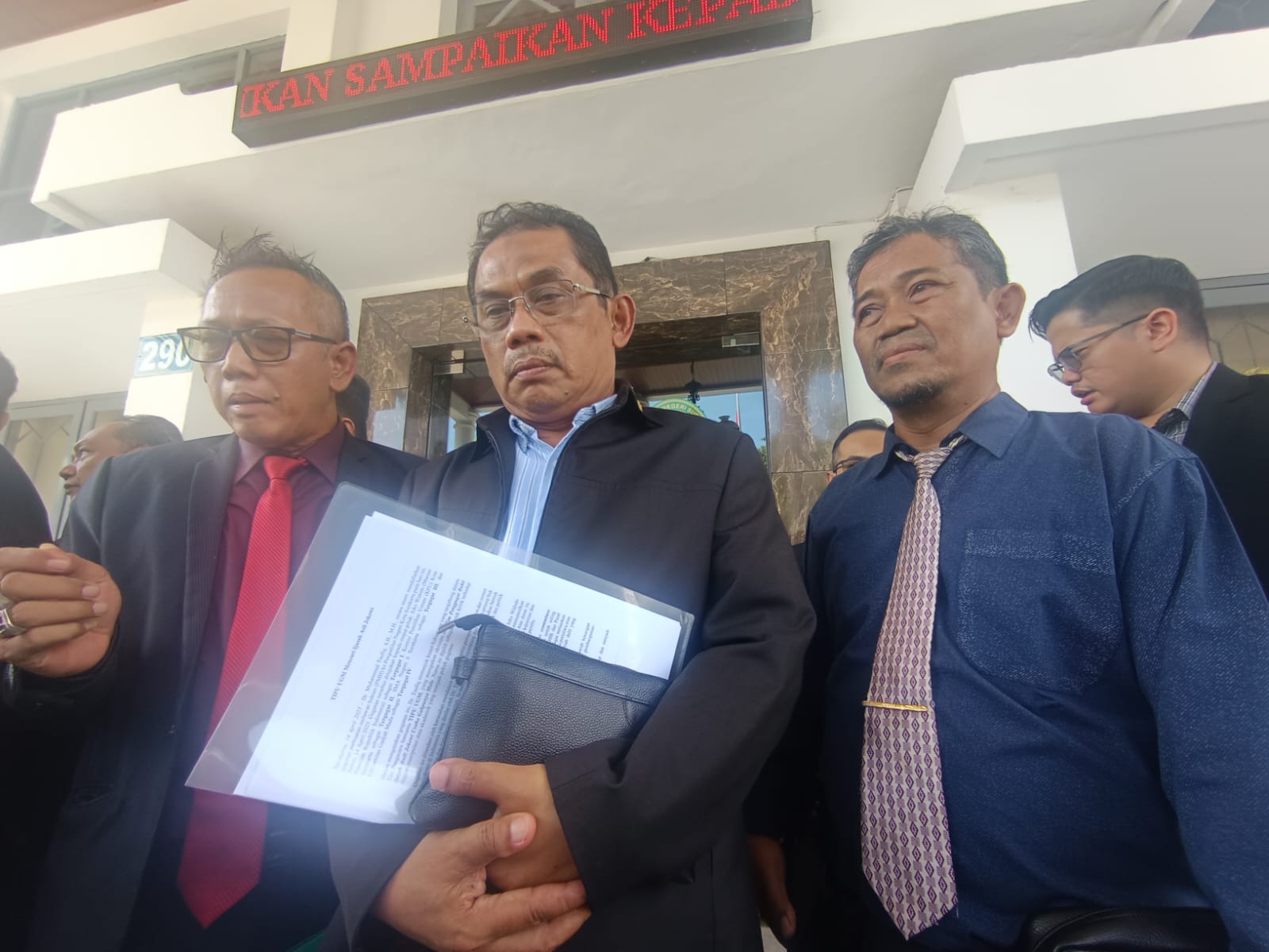 Pengacara yang tergabung dalam Tolak Ijazah Palsu Usaha Gakpunya Malu (TIPU UGM) layangkan gugatan kepada Jokowi di PN Kota Solo Senin (14/4/2025).