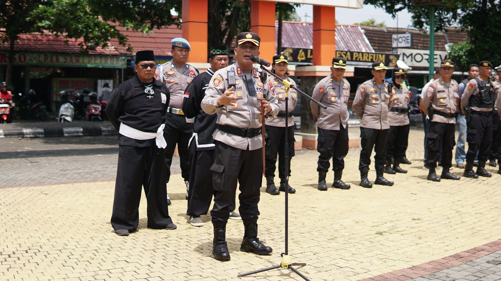 Kapolres Sragen AKBP Petrus Parningotan Silalahi saat memberikan pengarahan.