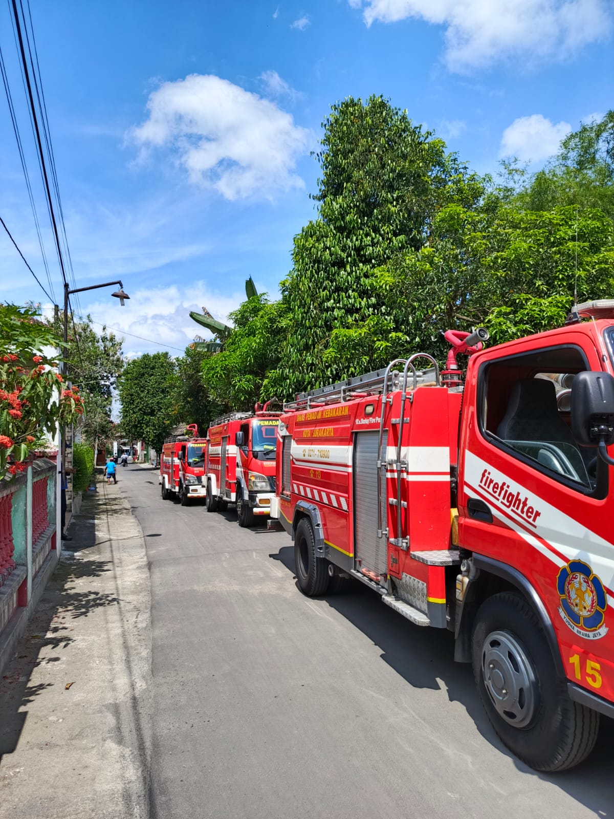 Sejumlah armada damkar melakukan pemadaman terhadap dapur rumah milik warga di Tempel, Kecamatan Gatak, Sukoharjo yang mengalami kebakaran pada Senin (14/4/2025)