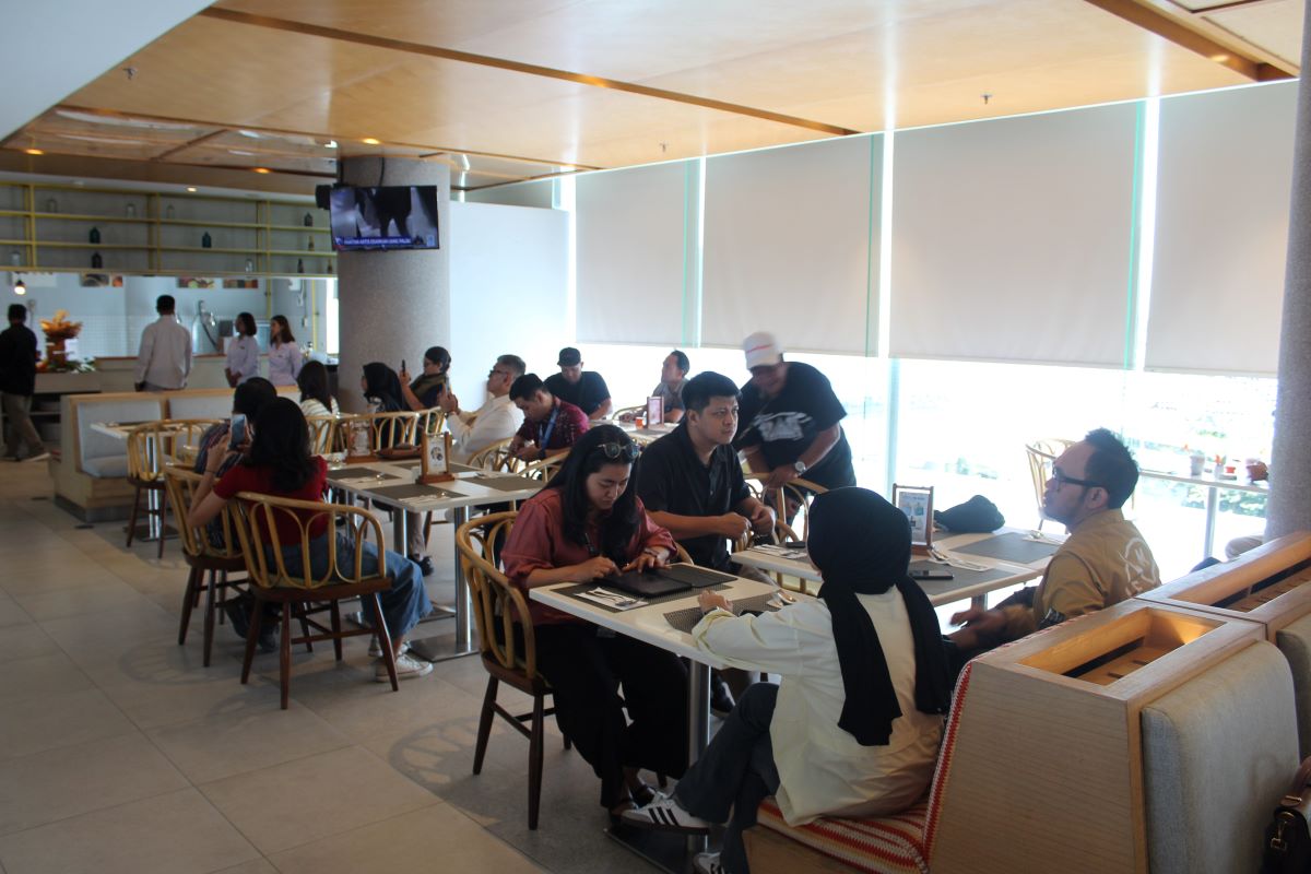 Para tamu turut merasakan kemeriahan ulang tahun Harris Hotel Solo.