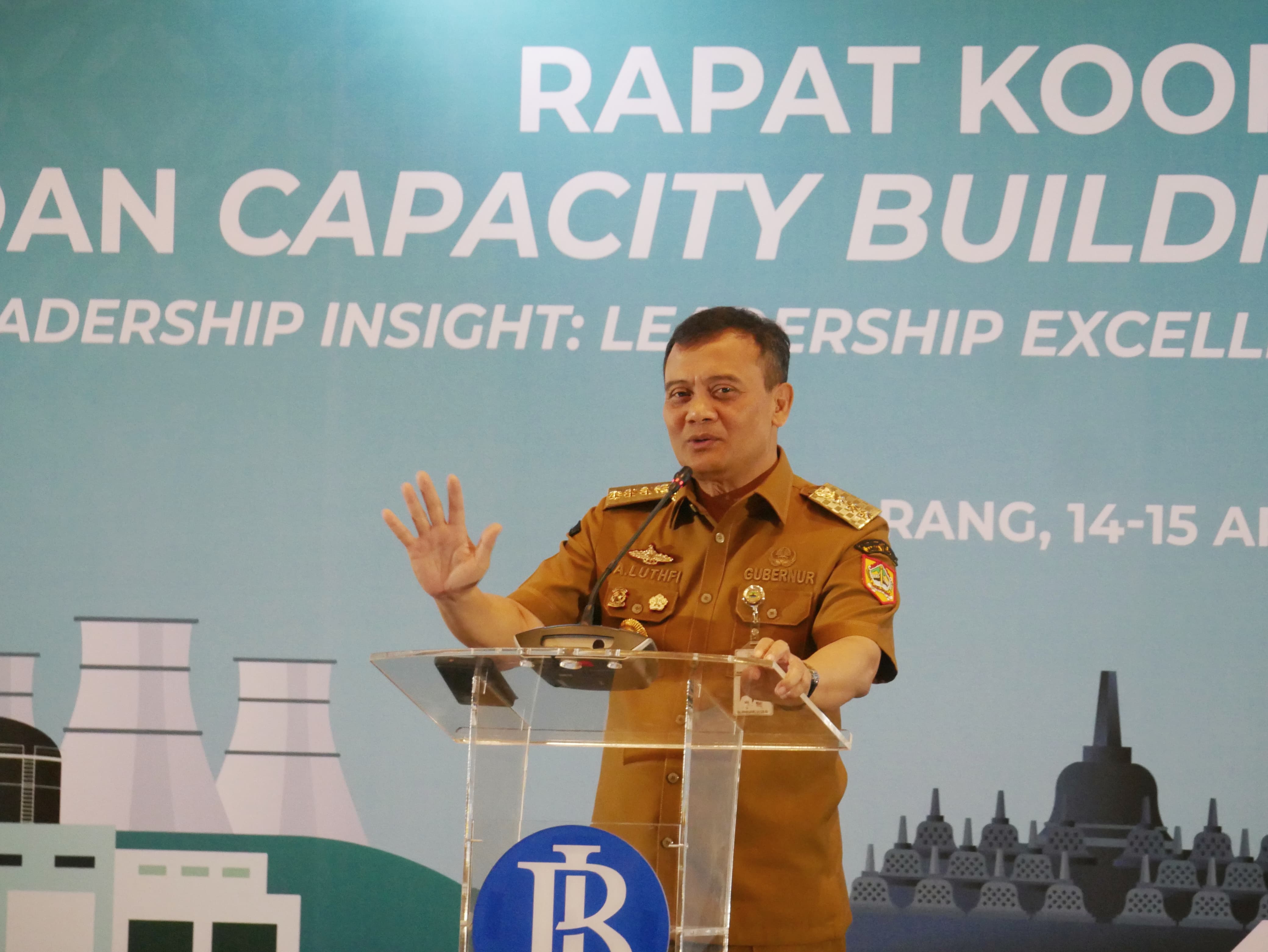 Gubernur Jateng Ahmad Luthfi beri paparan dalam rapat bersama KPwBI Jateng yang dihadiri kepala daerah se-Jateng,  OPD terkait, serta Konsulat Jenderal Australia, Senin (14/4/2025).