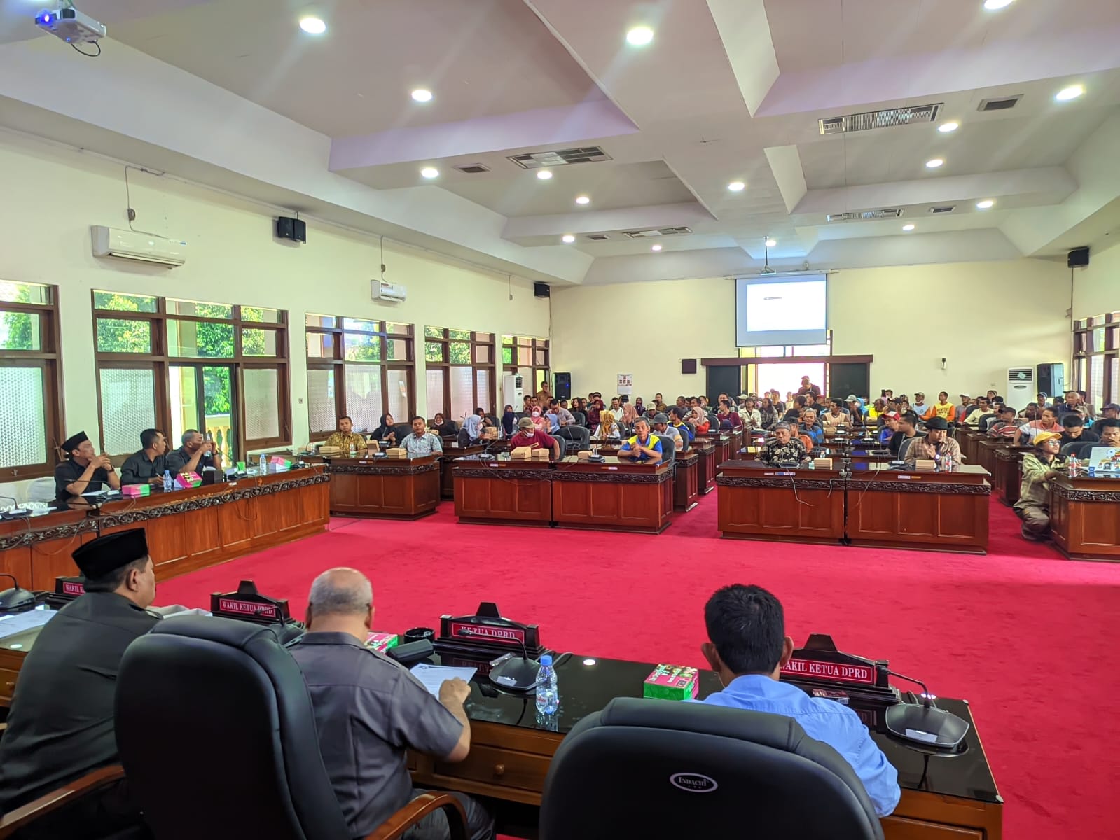 Audiensi DPRD Wonogiri dengan Paguyuban Tali Jiwo bahas tentang rencana pendirian pabrik semen di Pracimantoro, Senin (14/4/2025).