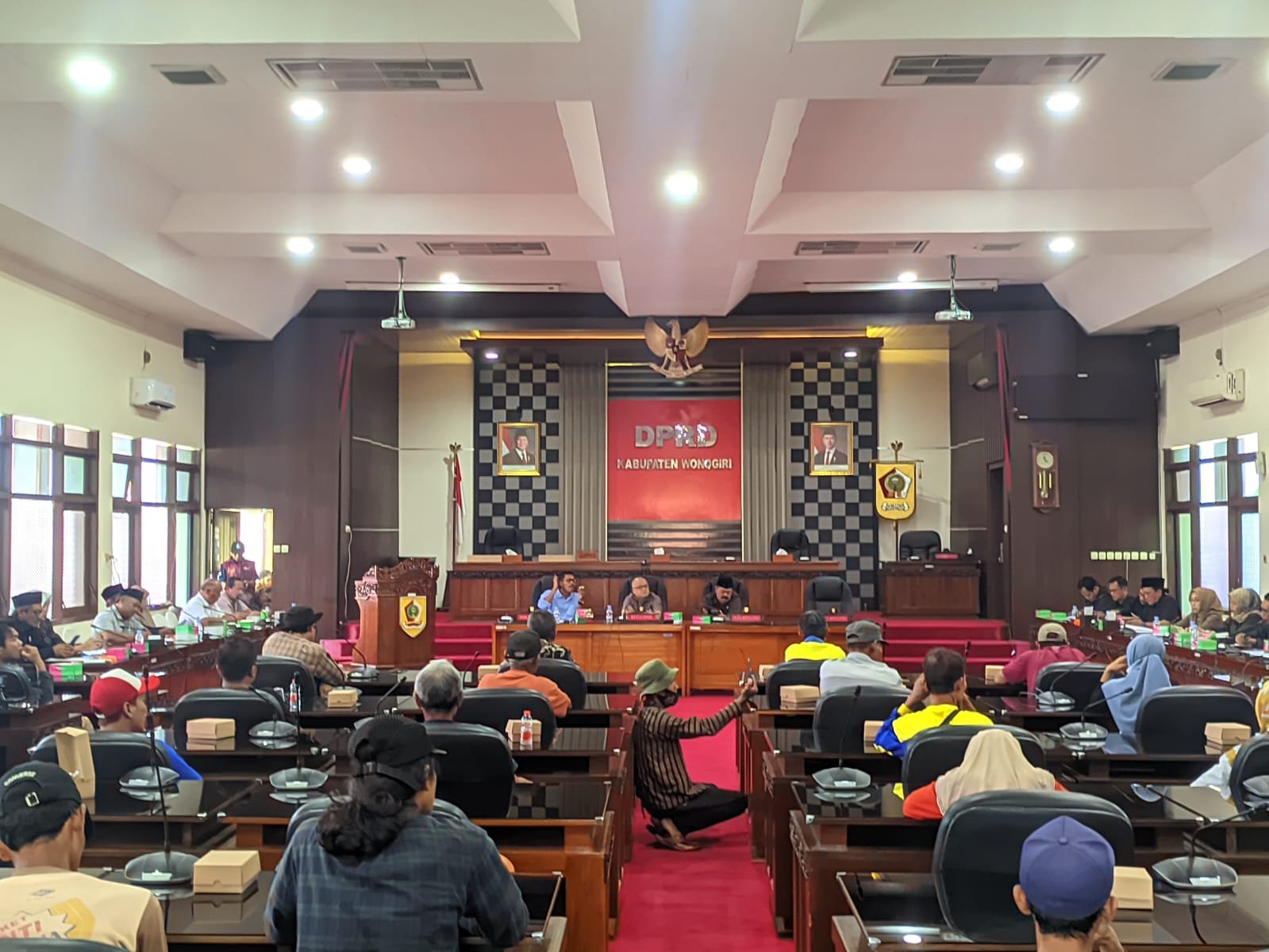Rapat dengar pendapat antara DPRD Wonogiri dengan Paguyuban Tali Jiwo terkait pembangunan pabrik semen di Pracimantoro, Senin (14/4/2025).