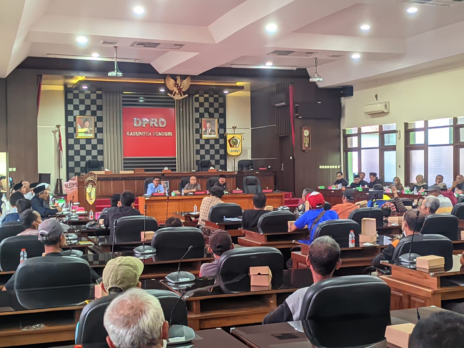 DPRD Wonogiri menggelar rapat dengar pendapat dengan Paguyuban Tali Jiwo Pracimantoro terkait rencana pendirian pabrik semen, Senin (14/4/2025).
